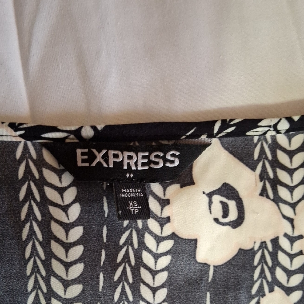 Express Floral Patterned Top - Picture 2 of 6
